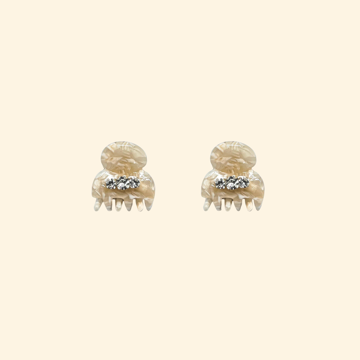 Par de presilhas pequenas em acetato bege com strass — Catherine Orzes