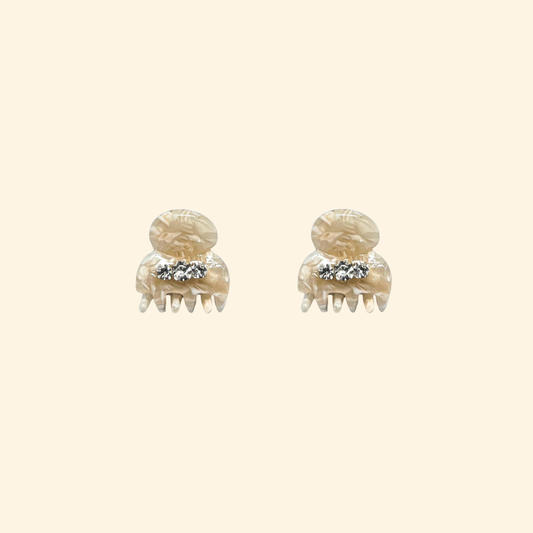 Par de presilhas pequenas em acetato bege com strass — Catherine Orzes