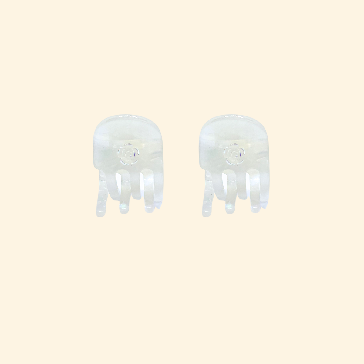 Par de presilhas mini em acetato branco com camélias aplicadas à mão — Catherine Orzes