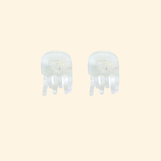 Par de presilhas mini em acetato branco com camélias aplicadas à mão — Catherine Orzes