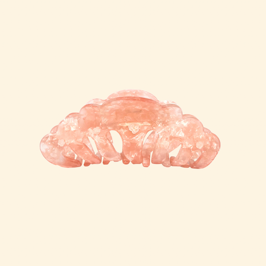 Presilha de cabelo em acetato rosa claro com camélias aplicadas à mão — Catherine Orzes