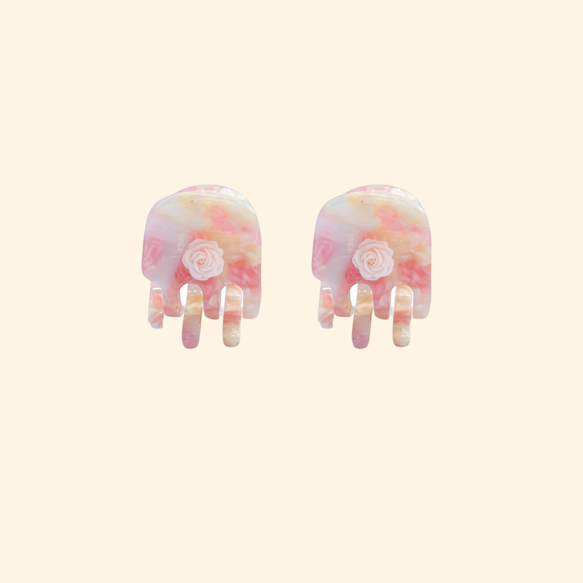 Par de presilhas mini em acetato rosa suave com camélias aplicadas à mão — Catherine Orzes